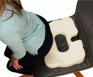 Правильное положение при сидении помогает избежать геморроя