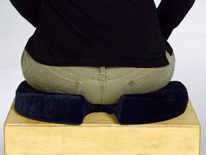 Правильное положение при сидении помогает избежать геморроя