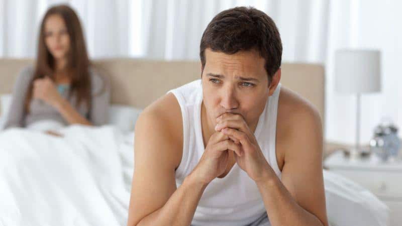 мужчина на кровати простатит