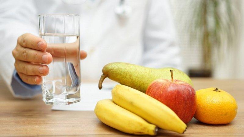 питание при запорах фрукты и вода