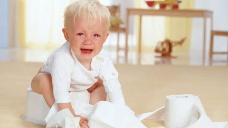 ребенок плачет на горшке запор