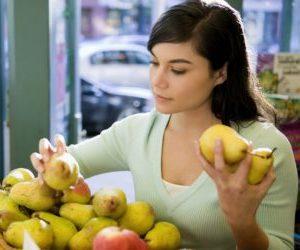 Груша при запорах: можно есть как слабительное или вызывает запор