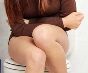 во время месячных запоры